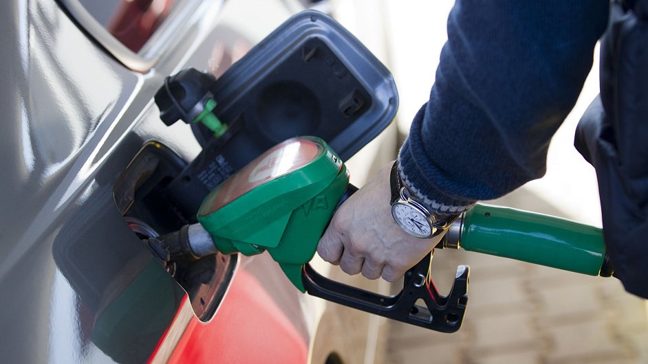 V lednu klesaly ceny ropných produktù, a tak tedy i pohonných hmot (ilustraèní foto.)