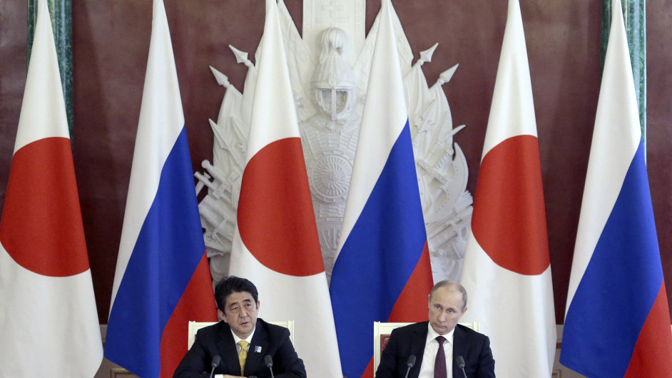 Abe jednal s Putinem. Douf, e obchod s Ruskem nastartuje japonskou ekonomiku.