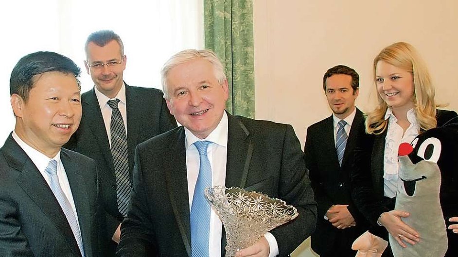 V listopadu 2013 premir Ji Rusnok pijal delegaci generlnho tajemnka Sekretaritu spoluprce mezi nou a zemmi stedn a vchodn Evropy pana Song Taa. Ani tehdy nechybla postavika Krteka.