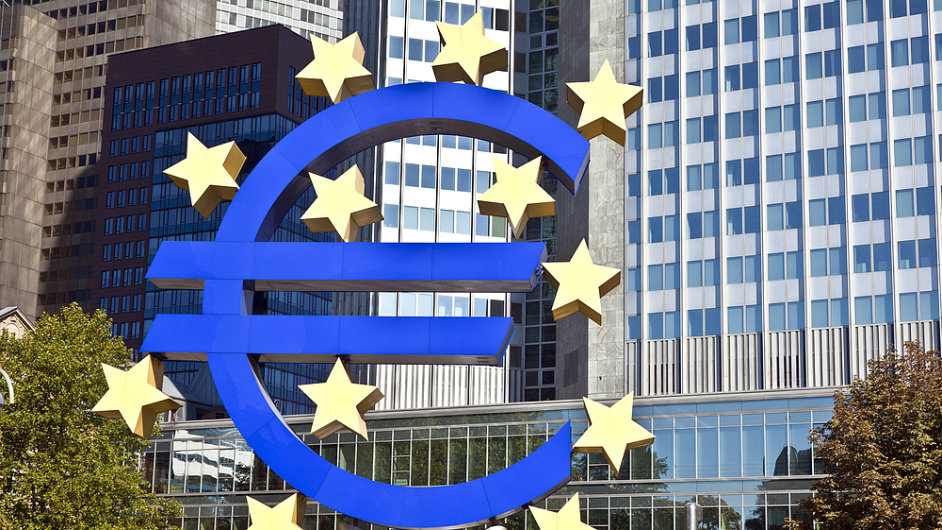ECB zvauje omezen programu nouzovho financovn eckch bank - ilustran foto.