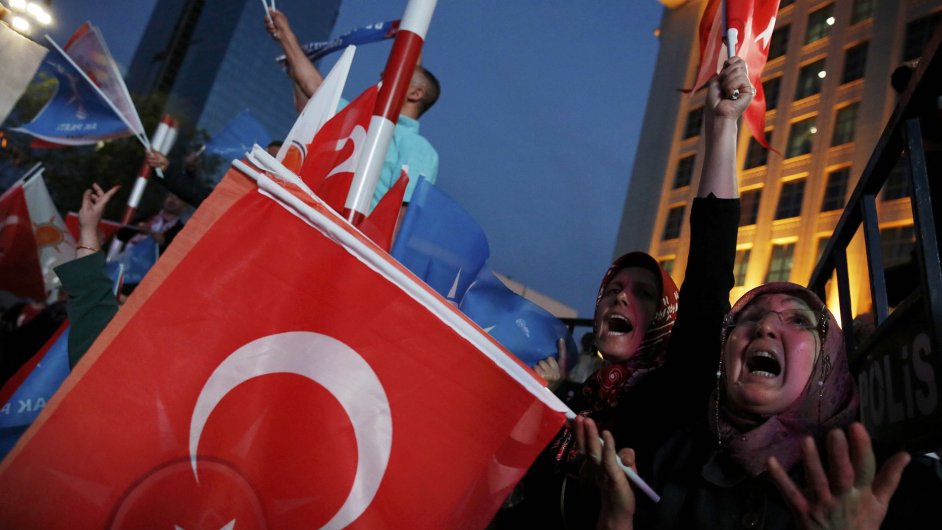 Turci slav vsledky voleb, kter oslabily prezidenta Erdogana, ale tak akcie a liru.