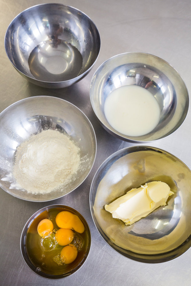 Éclairs Na výrobu éclairs je potřeba 125 ml mléka, 100 g másla, 150 g hladké mouky, 250 g vajec, 125 ml vody, 10 g cukru a 5 g soli.