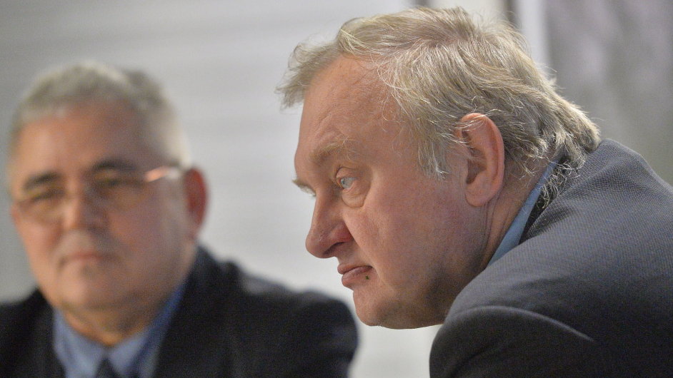 Peter Guzmick a Miloslav Ransdorf na tiskov konferenci.