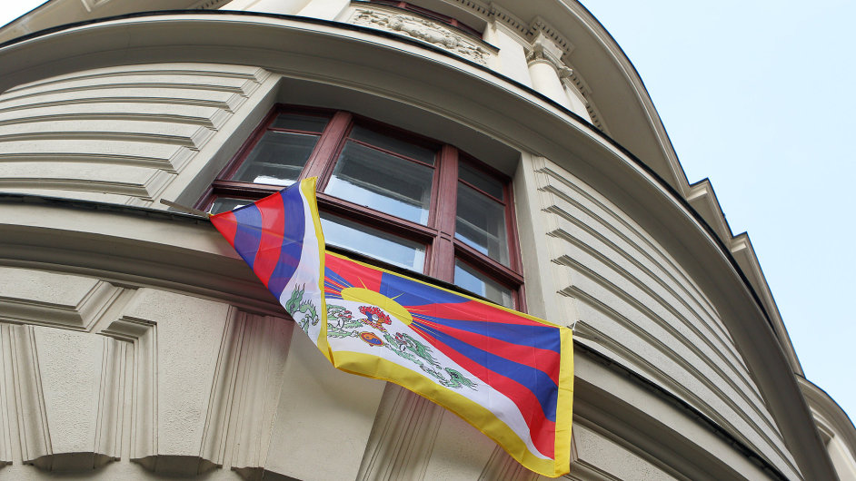 Vlajka Tibetu zavlla na adech, ve kolch i galerich po celm esku.