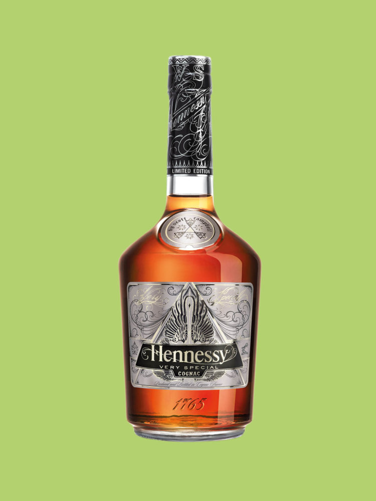 Limitovaná edice HENNESSY Very Special Co se stane, když se tatérovi dostane do rukou lahev koňaku? Odpovědí je letošní limitovaná edice HENNESSY Very Special, jejíž lahve dekoroval Scott Campbell.
Cena 900 Kč.