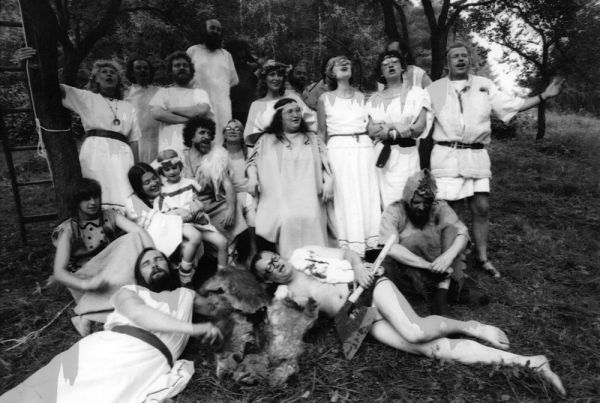 Jaroslav Kukal (1949-1990). P�i p�&iacute;le�itosti oslava narozenin Olgy Havlov&eacute; se na Hr&aacute;de�ku uskute�nila premi&eacute;ra jej&iacute; divadeln&iacute; hry V&yacute;stup na �&iacute;p, 1985.