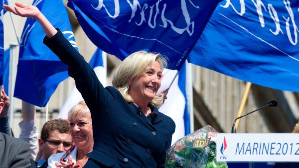 &Scaron;&eacute;fka francouzsk&eacute; N&aacute;rodn&iacute; fronty Marine Le Penov&aacute; vz&yacute;v&aacute; tradi�n&iacute; hodnoty, je ost�e nacionalistick&aacute;, vystupuje proti p�ist�hovalc�m, zvl&aacute;&scaron;t� muslim�m.