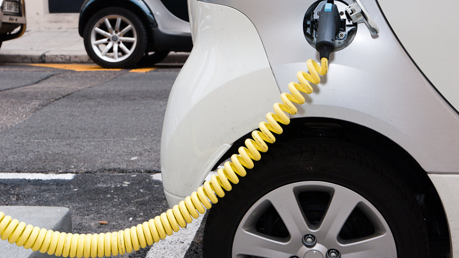 Francie chce do roku 2040 ukonit prodej aut na fosiln paliva, monou nhradou jsou elektromobily.