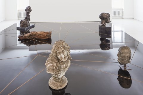 Clemens von Wedemeyer: Nebeská havěť, expozice soch
