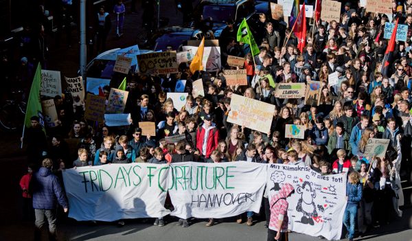 Tisíce žáků a studentů se dnes v Británii připojily ke globálnímu mládežnickému hnutí.