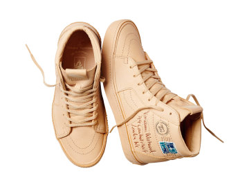 Září je měsícem módy, značka Vans se proto rozhodla oslavit kariéru legendární návrhářky Vivienne Westwoodové. Pudrové tenisky nesou adresu jejího vlajkového butiku na Conduit Street.