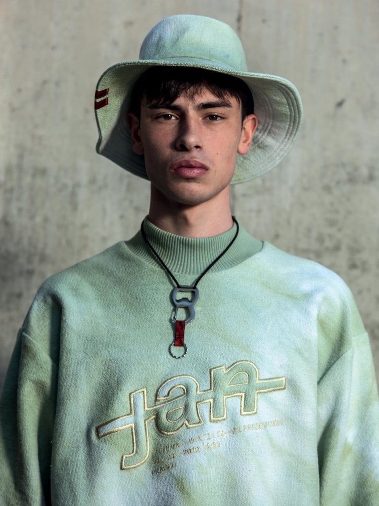 Jan Černý navrhuje trendy odvážný streetwear. Prestižky z jeho vlastní kolekce zaujaly i Virgila Abloha.