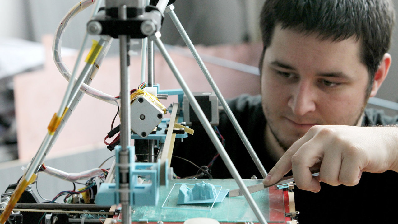 Josef Pra z Prahy zdokonaluje 3D tiskrnu RepRap, kter um tisknout trojrozmrn a doke z vt sti vyrobit soustky potebn k jejmu postaven