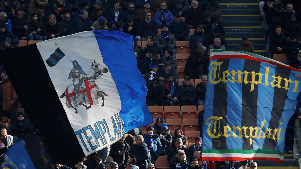 V Itlii maj fotbalov fanouci smlu. Kvli obavm z dalho en koronaviru je odloeno est zpas Serie A vetn lgru Juventus-Inter.
