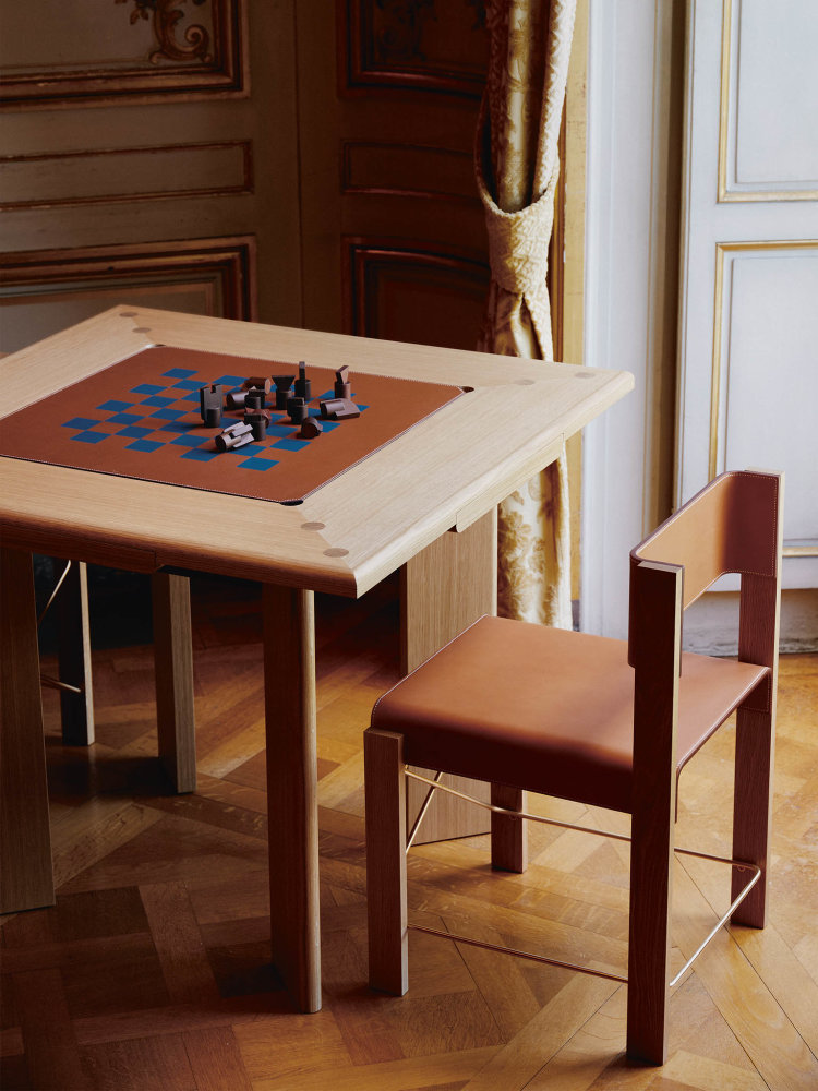 Hrací stůl Atout d’Hermès, v jehož šuplíčku najdete kromě šachu také třeba karty, kostky, vrhcáby, poker nebo tarot. Cena 87 900 eur.