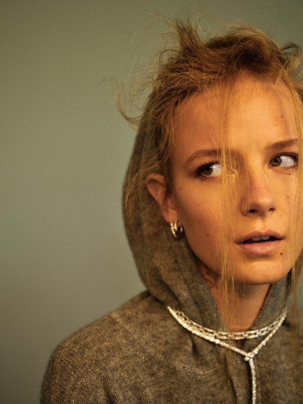 Kašmírová mikina, Jumper 1234, prodává Space; náušnice a náhrdelníky, Bvlgari.
