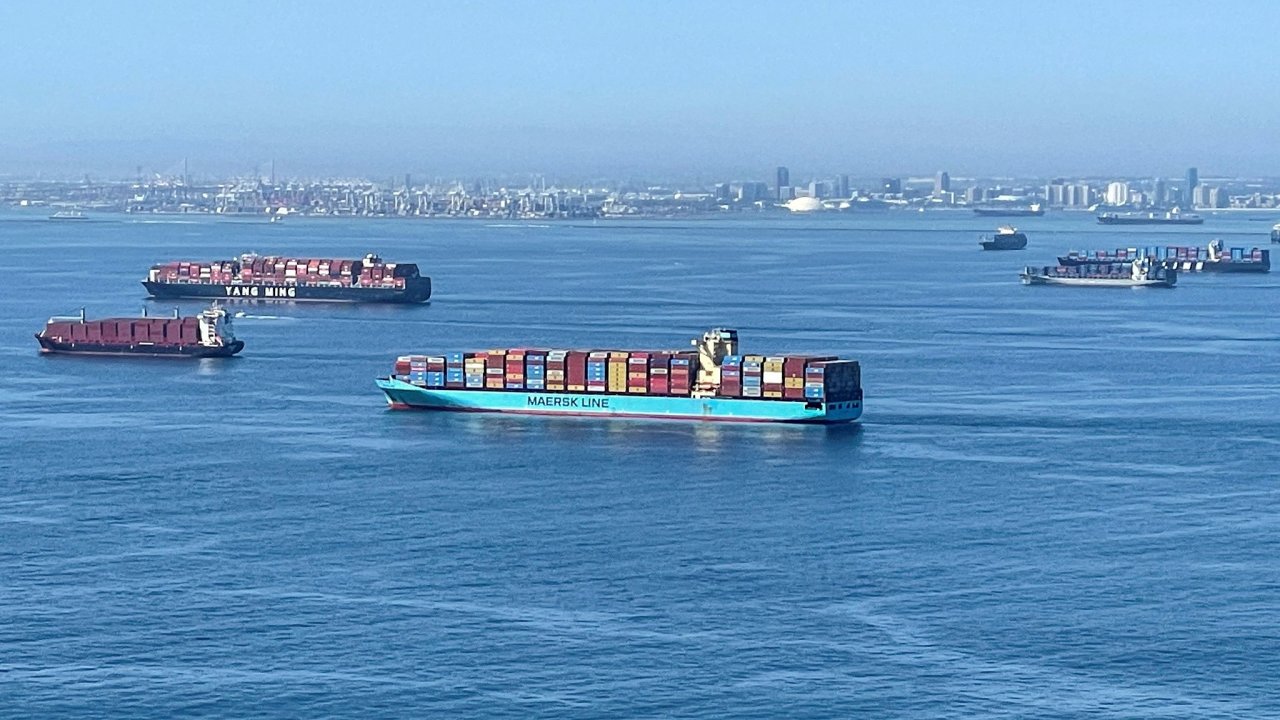Nkladn lod ekaj u kalifornskho pobe na to, a budou moct vplout do nejvtho americkho pstavu v Los Angeles.