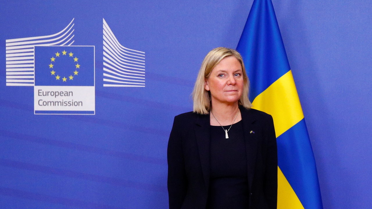 Švédská premiérka Magdalena Anderssonová odmítá ruské ultimátum ohledně případného členství v NATO. Její země buduje koncept totální obrany.