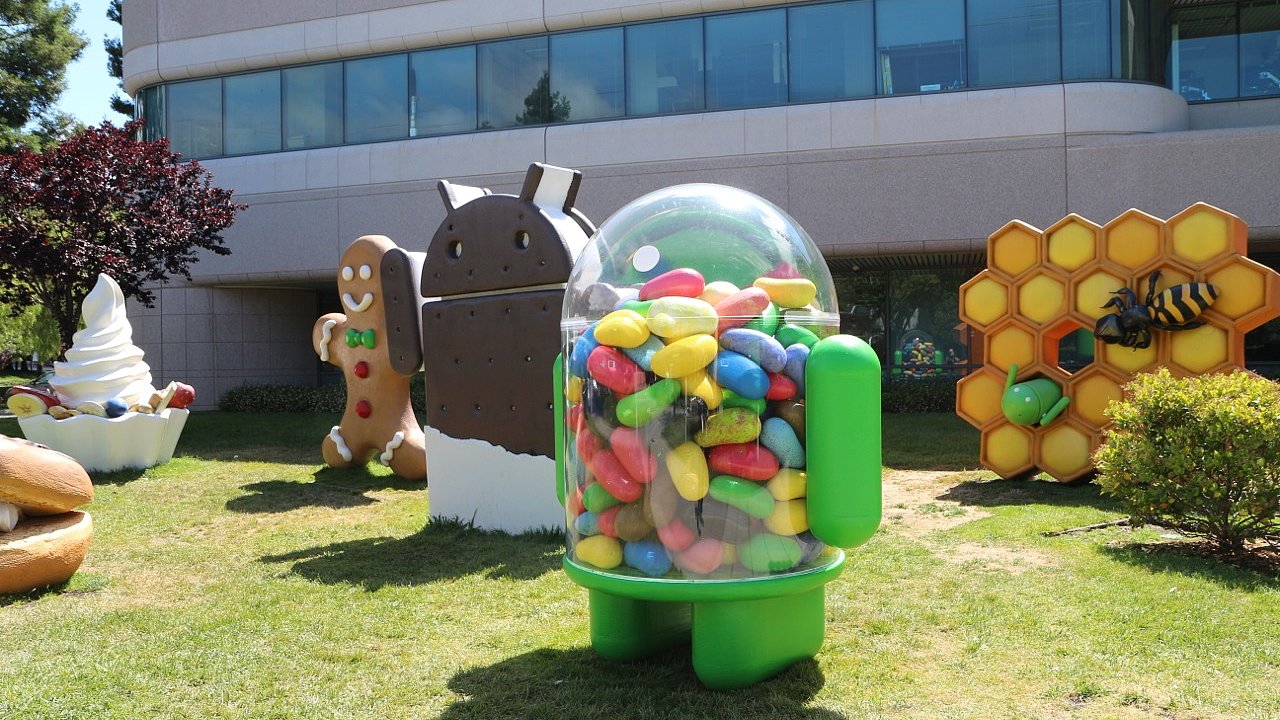 Socha maskota operanho systmu Android ve verzi Jelly Bean v Googleplexu