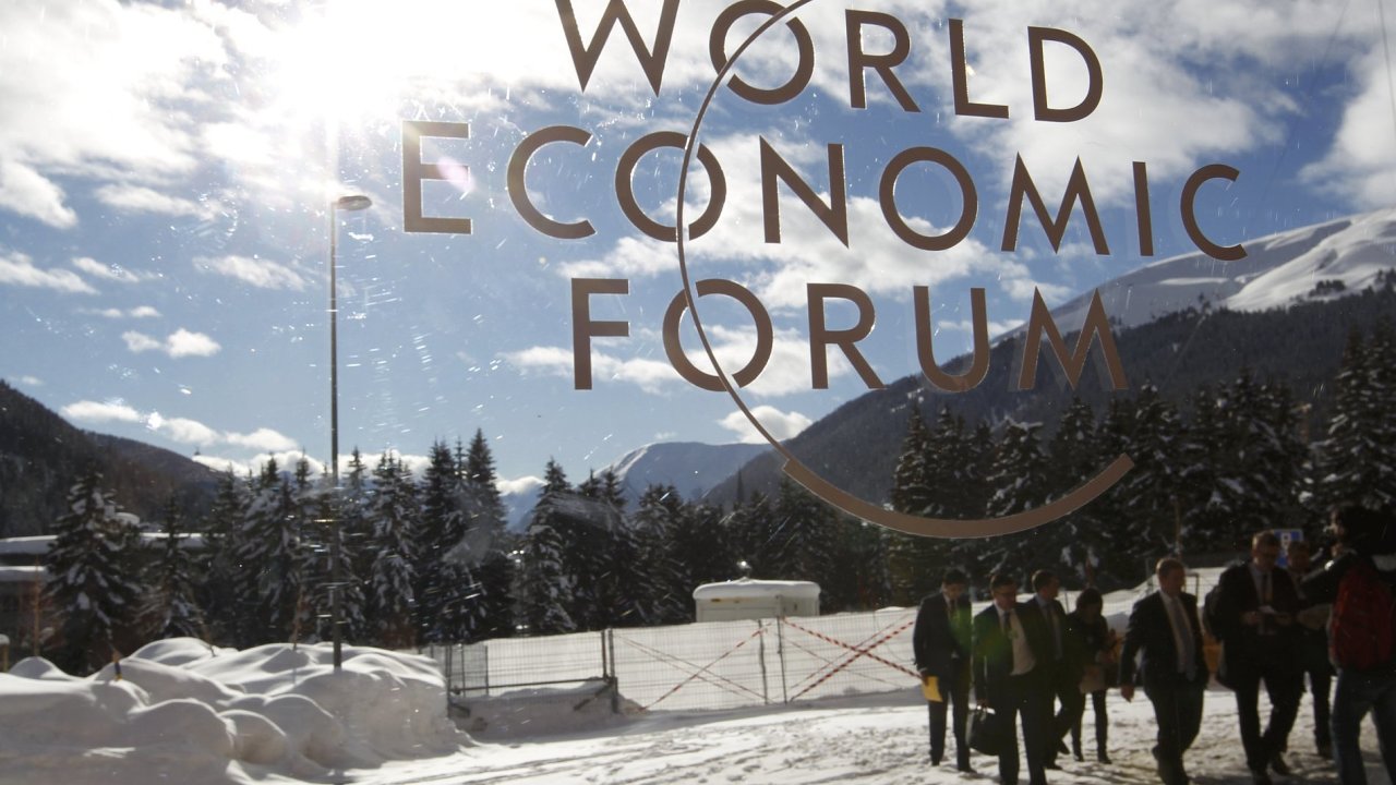 Úèastníci Svìtového ekonomického fóra v Davosu v odrazu skla kongresového centra.