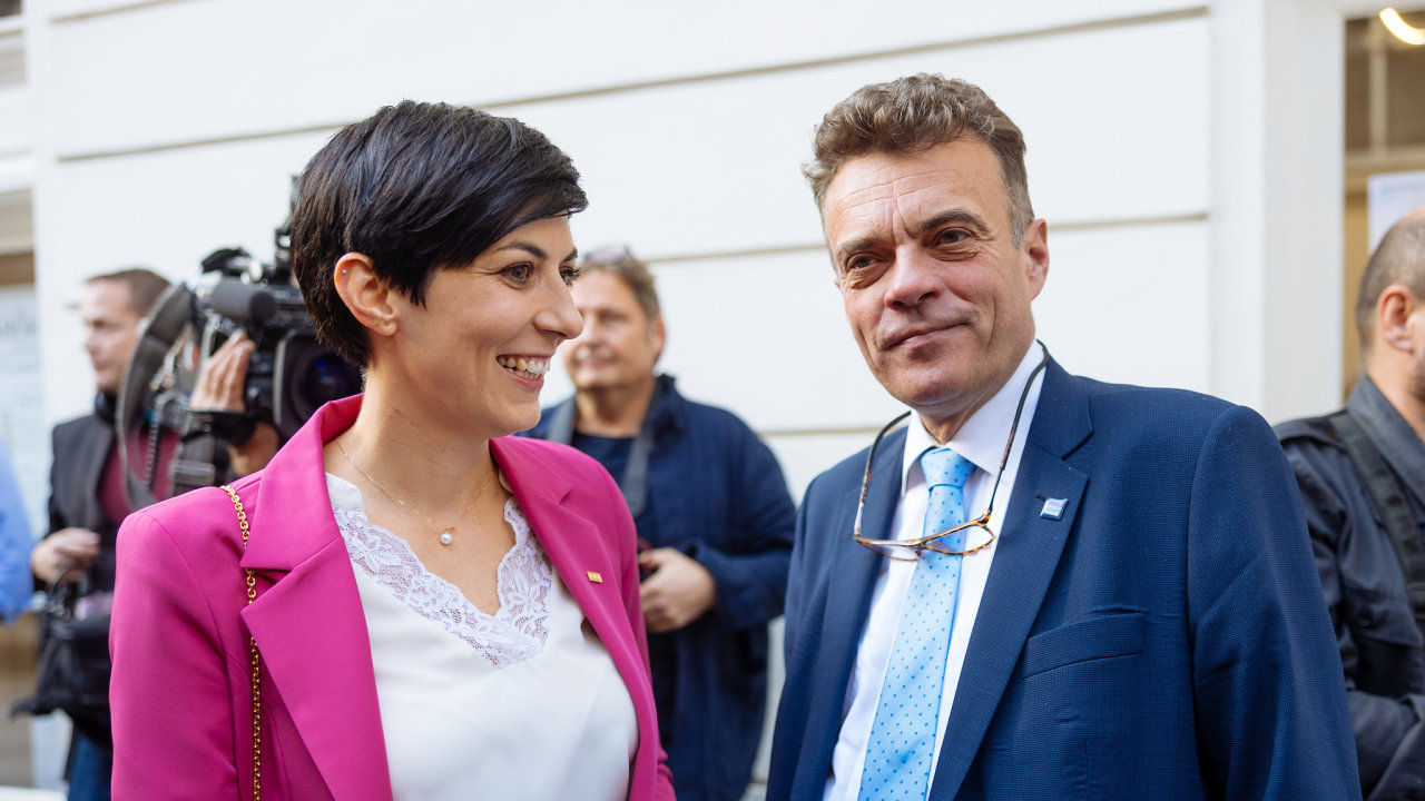 Tom Czernin a Markta Pekarov Adamov ve volebnm tbu koalice SPOLU bhem voleb do komunlnch zastupitelstv 2022.