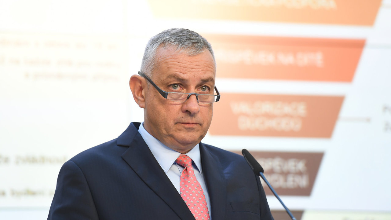 Ministr prùmyslu a obchodu Jozef Síkela (za STAN) na tiskové konferenci po jednání vlády