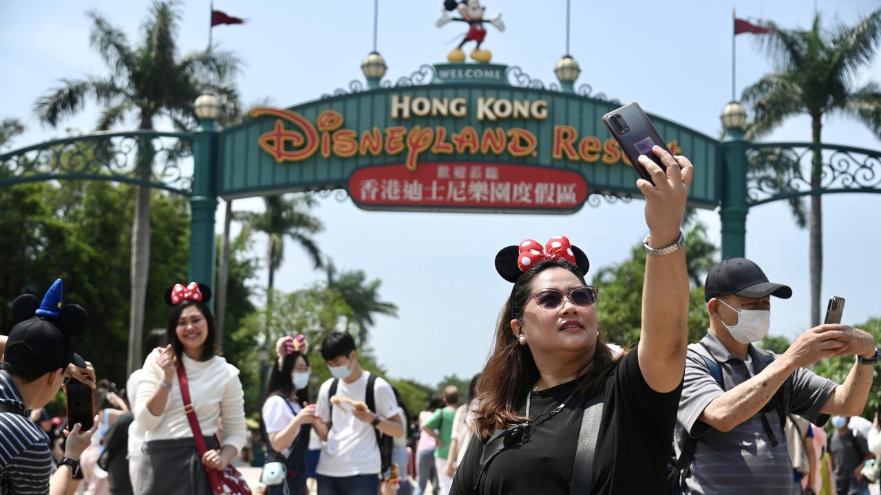 Nvtvnci Disneylandu v Hong Kongu. Tamn zbavnho park pat mezi ocenn v souti Future Enterprise Awards.