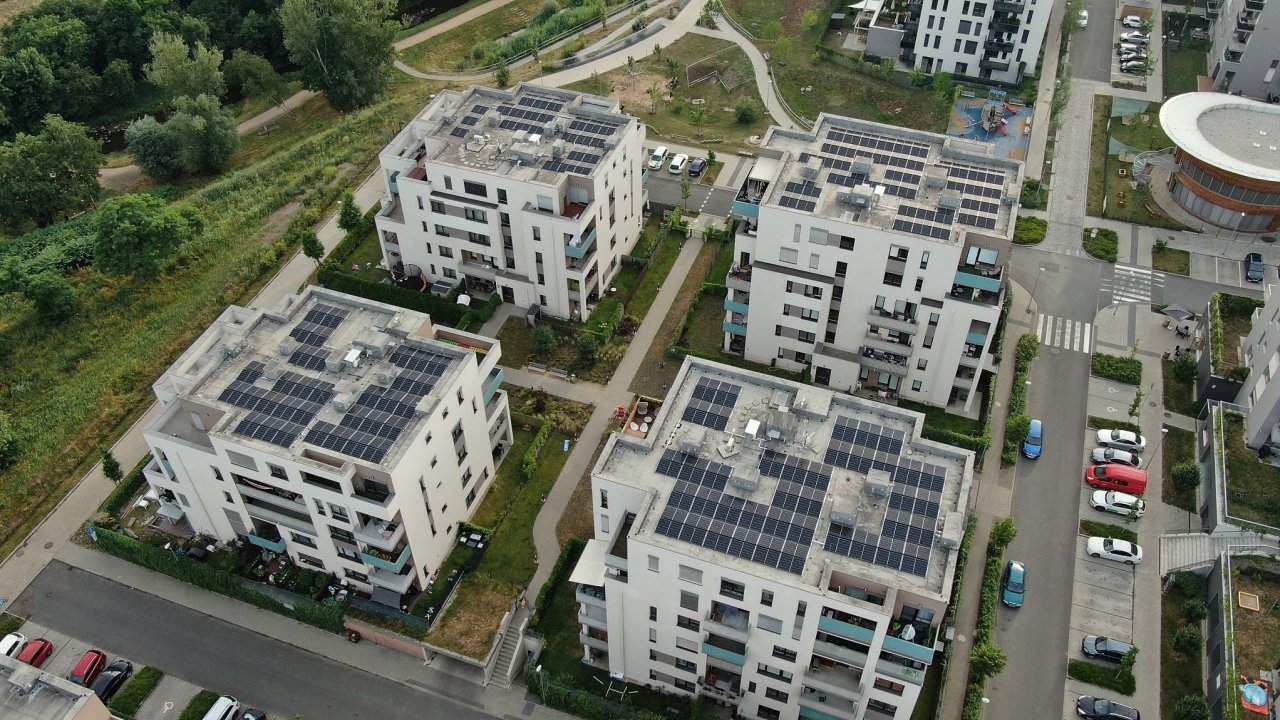 Komunitn fotovoltaick elektrrna s celkovm vkonem 119 kWp na tyech samostatnch domech v rmci jednoho SVJ.