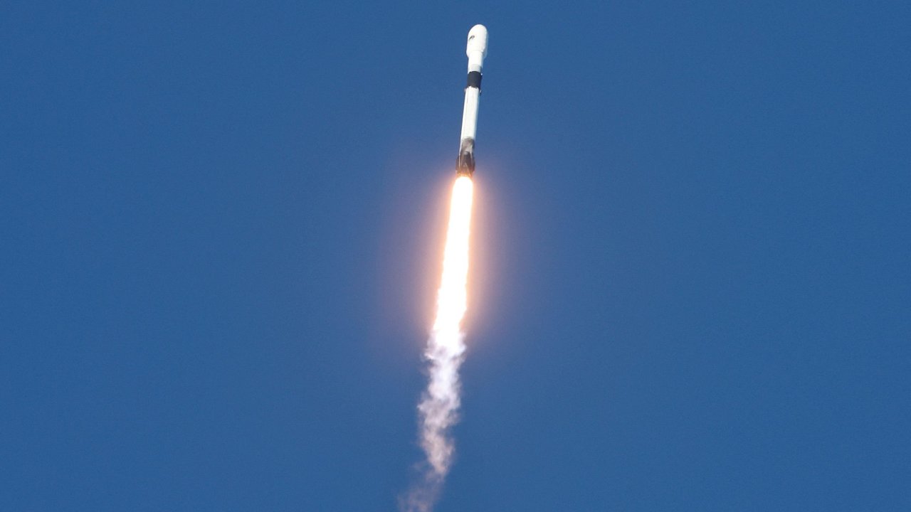 Raketa Falcon 9 spolenosti SpaceX na floridskm Cape Canaveral.