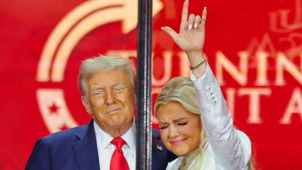 Nenávidím své oponenty, řekl Trump na posledním rozloučení s Charlie Kirkem. S Muskem si potřásl rukou