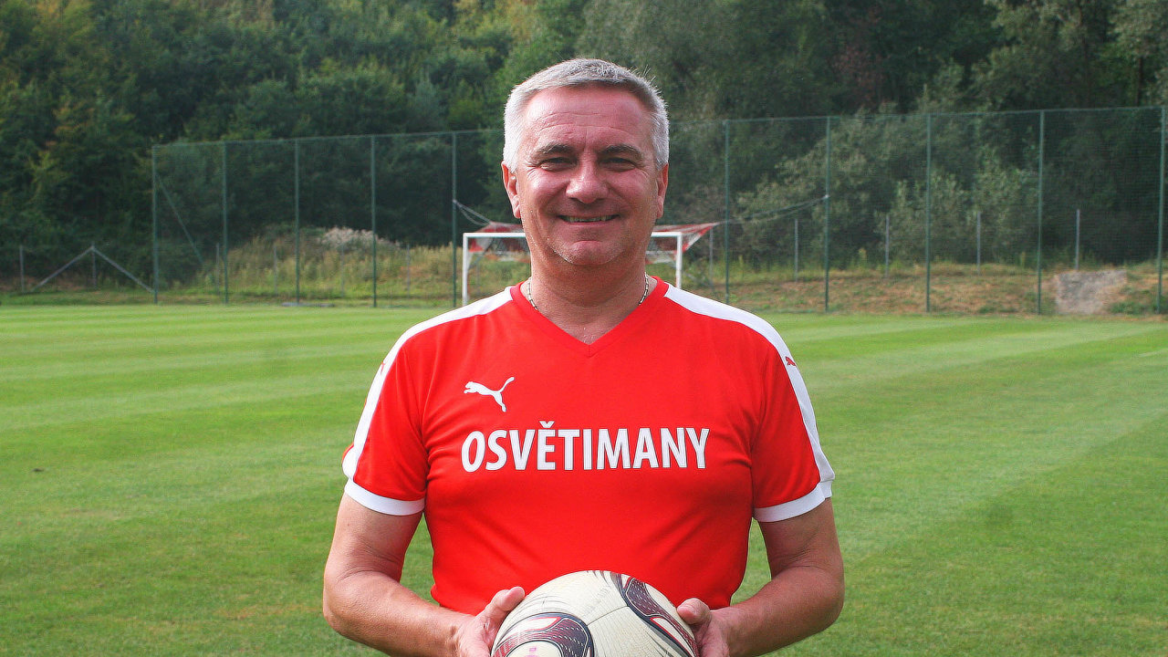 Fotbalista Myn��. Kancl�� je ve�veden� fotbalov�ho klubu Osv�timan, pravideln� se z��ast�uje i�tr�nink�.