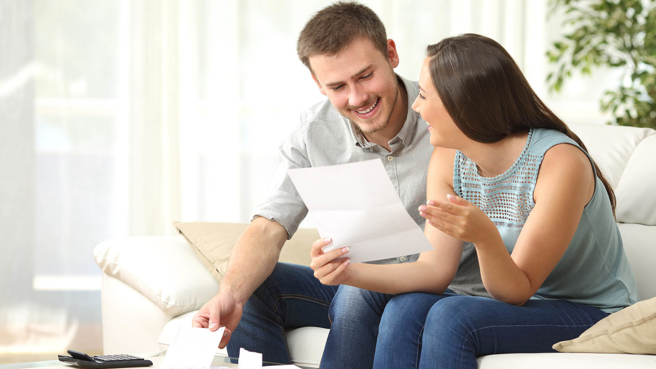 Tito lid� nav�t�vili jednu ze 760 pobo�ek �esk� po�ty se slu�bou Czech POINT, kde si vyzvedli Komplexn� v�pis.