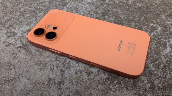 Telefon Honor 600 se chlub� tenk�mi r�me�ky a ob�� bateri�