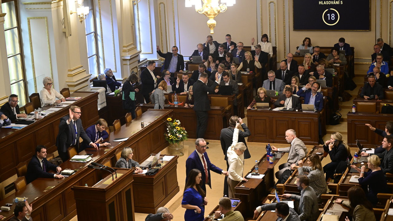 Poslanecká sněmovna, jednací sál, schůze, poslankyně, poslanci