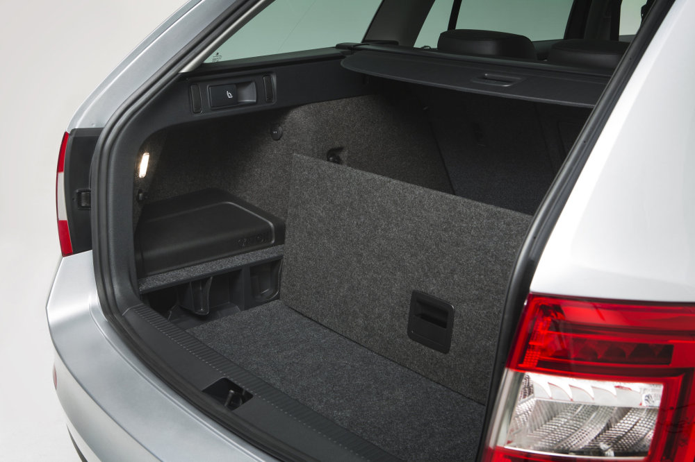 Nová Škoda Octavia Combi Mezipodlaha umí rozdělit velký kufr na více menších částí, aby po něm drobné předměty necestovaly.