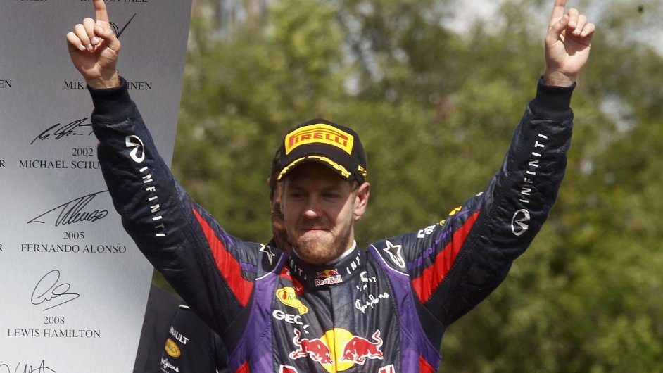 Sebastian Vettel se raduje po triumfu na VC Kanady