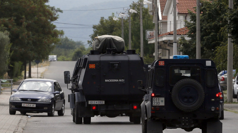 Policejn vozy pijd k hranici mezi eckem a Makedoni.