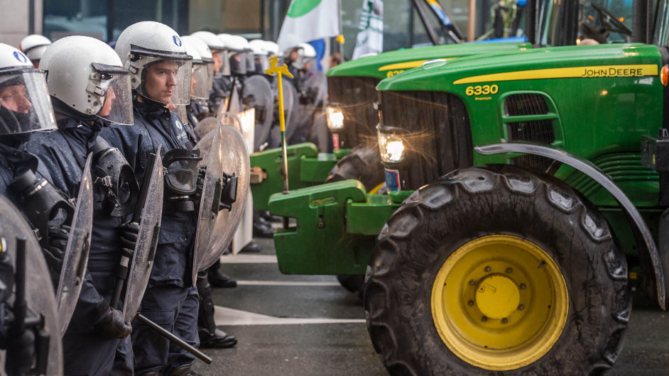 Na patnct set traktor a necelch pt tisc zemdlc se vydalo do Bruselu protestovat proti nzkm cenm mlka.