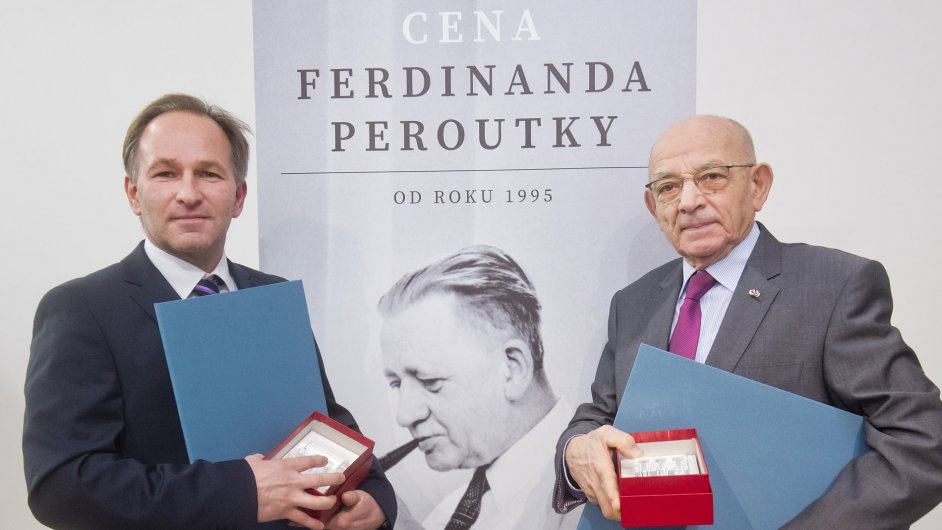 Novinskou Cenu Ferdinanda Peroutky za rok 2015 obdreli dramaturg a fredaktor reportn publicistiky T Marek Wollner (vlevo) a novin a pekladatel Lubo Dobrovsk.