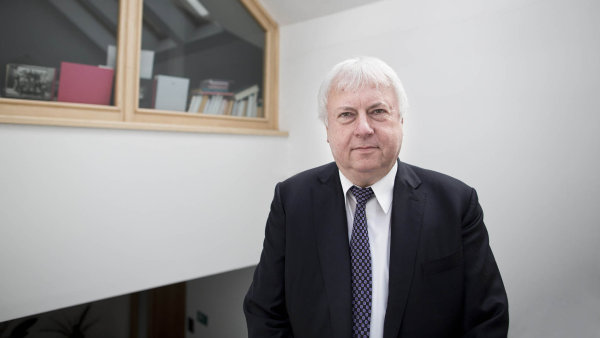 Rektor a majitel UJAK Luboš Chaloupka vydělával na dovzdělávání učitelů, nyní cílí na pečovatele.