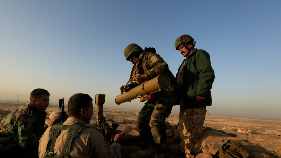 Kurdsk ozbrojen milice se pipravuj ke stelb na Islmsk pozice u Mosulu.
