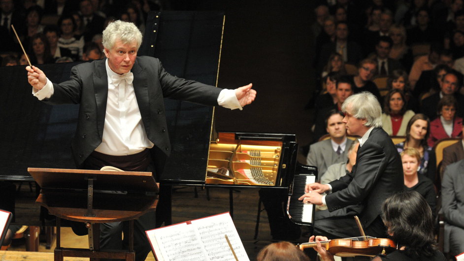 Zoltn Kocsis (vlevo) dirigoval vystoupen Maarsk nrodn filharmonie s klavristou Dezsem Rnkim v ervnu 2010 na Praskm jaru.