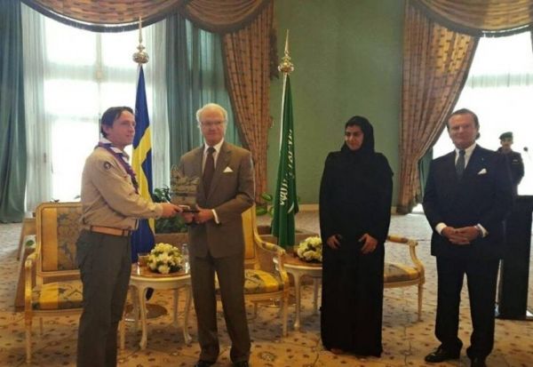 Michal Medek p�eb&iacute;r&aacute; cenu Messenger of Peace - Hero od &scaron;v&eacute;dsk&eacute;ho kr&aacute;le Karla XVI. Gustava. P�ihl&iacute;�&iacute; sa&uacute;dsk&aacute; princezna Samm&aacute;