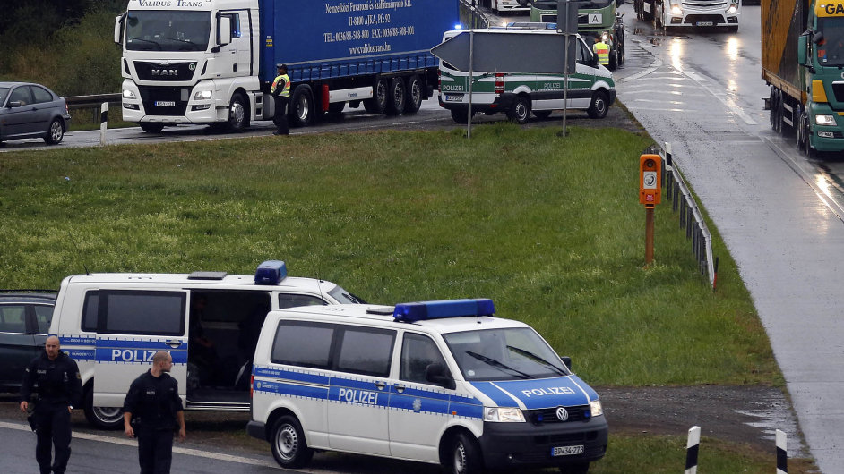 Chaos: Policejn kontrola na dlnici spojujc Rakousko a Nmecko u Pasova.