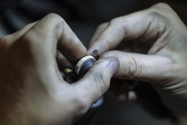 Podle majitele firmy je v �esku nedostatek kvalitn&iacute;ch klenotn&iacute;k�, posily musel sh&aacute;n�t v zahrani�&iacute;.