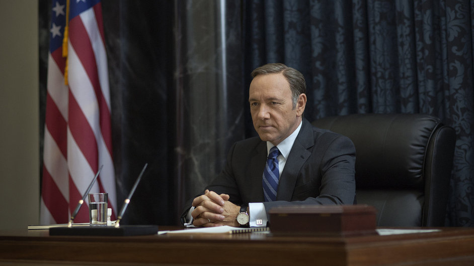 Frank Underwood (hraje ho Kevin Spacey) je v první sérii seriálu členem většiny ve Sněmovně reprezentantů a jeho rolí je udržovat stranickou kázeň.