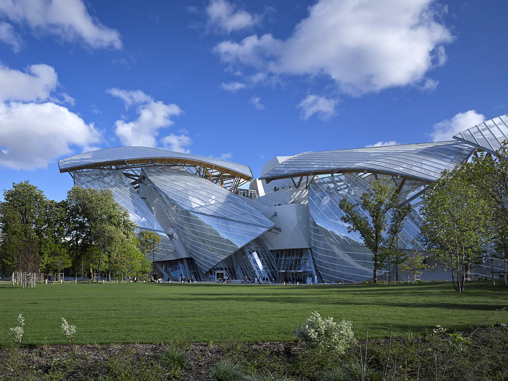 Pařížská Fondation Louis Vuitton (Frank Gehry) je příkladem hi-tech přístupu v disciplíně opláštění budov.