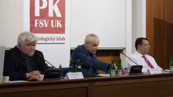 Bývalí premiéři Petr Pithart, Vladimír Špidla a Jiří Paroubek.