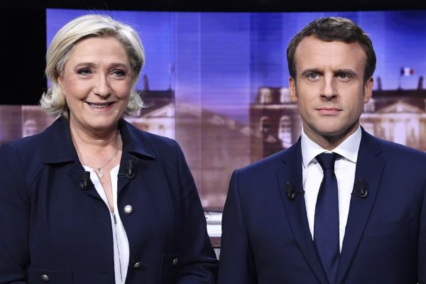 Centrista Emmanuel Macron zv&iacute;t�zil ve vyhrocen&eacute; debat� dvou kandid&aacute;t� francouzsk&yacute;ch prezidentsk&yacute;ch voleb.