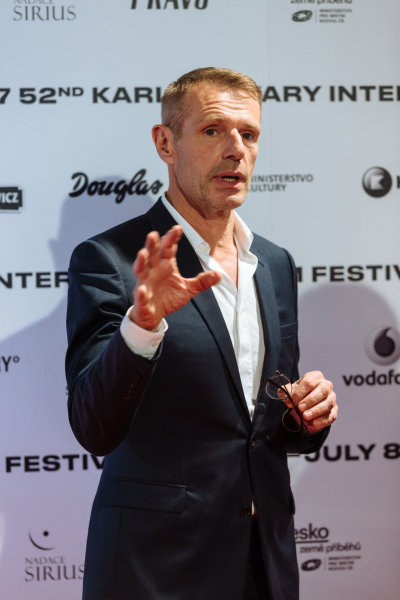 Film Korporace na festivalu představil herec Lambert Wilson.